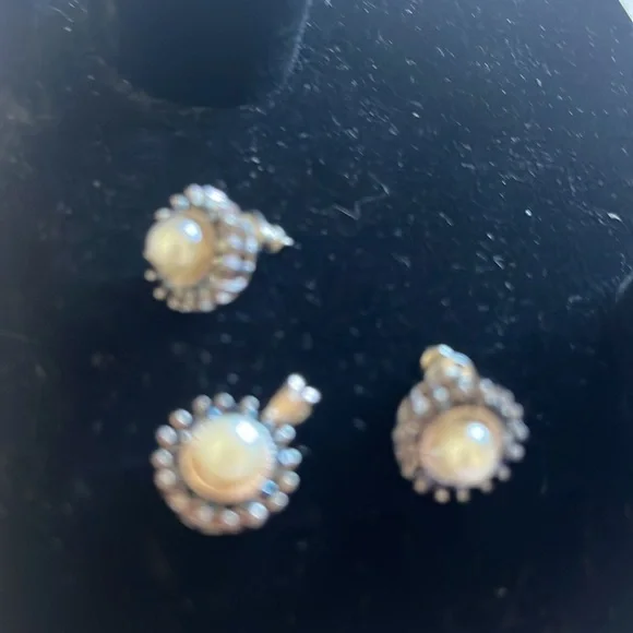 Pearl & Sapphire Blue Crystal Pendant & Earrings Set - Picture 1 of 8